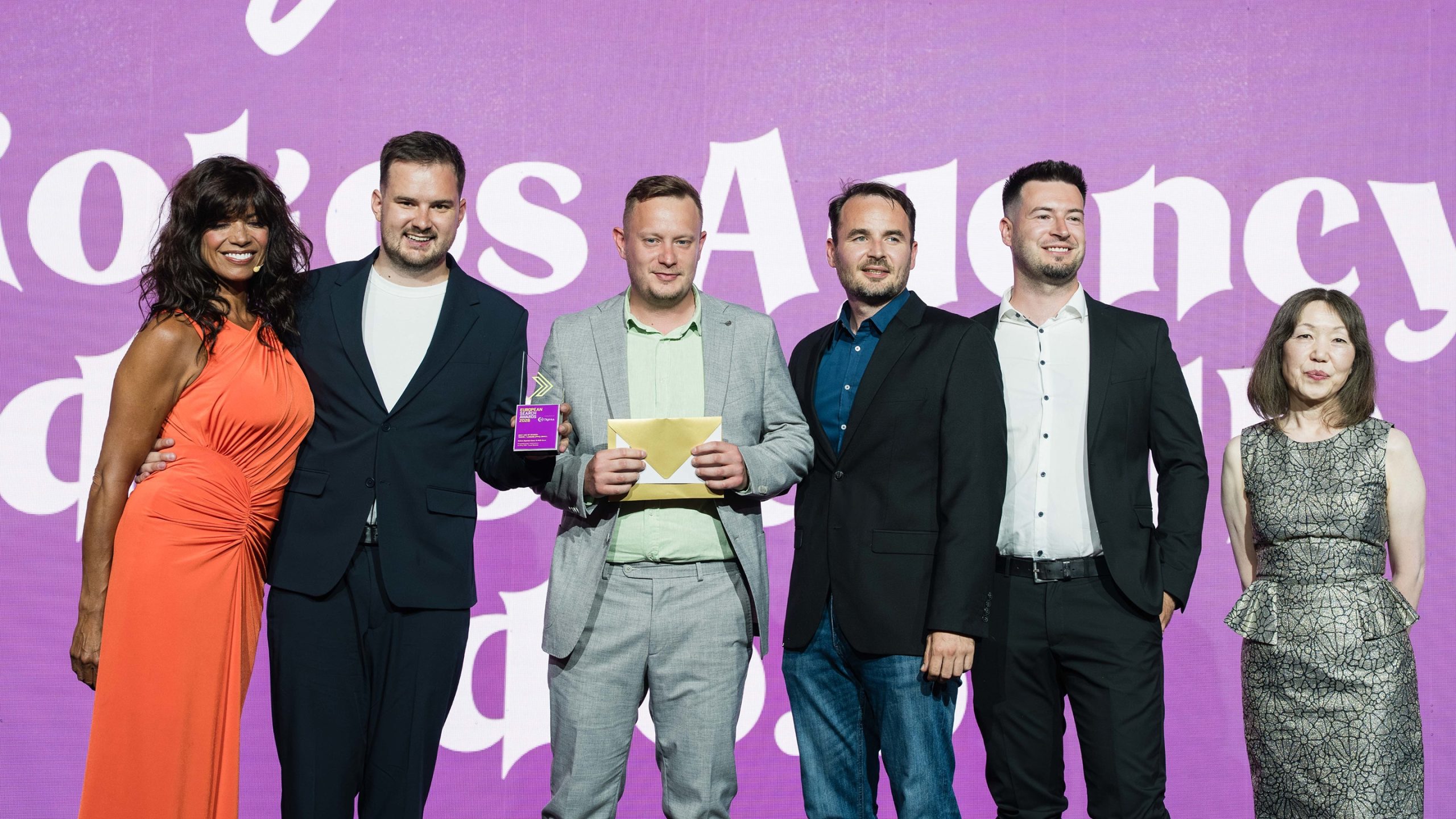 Ekipa agencije Kokos ob prejemu nagrade na odru European Search Awards.