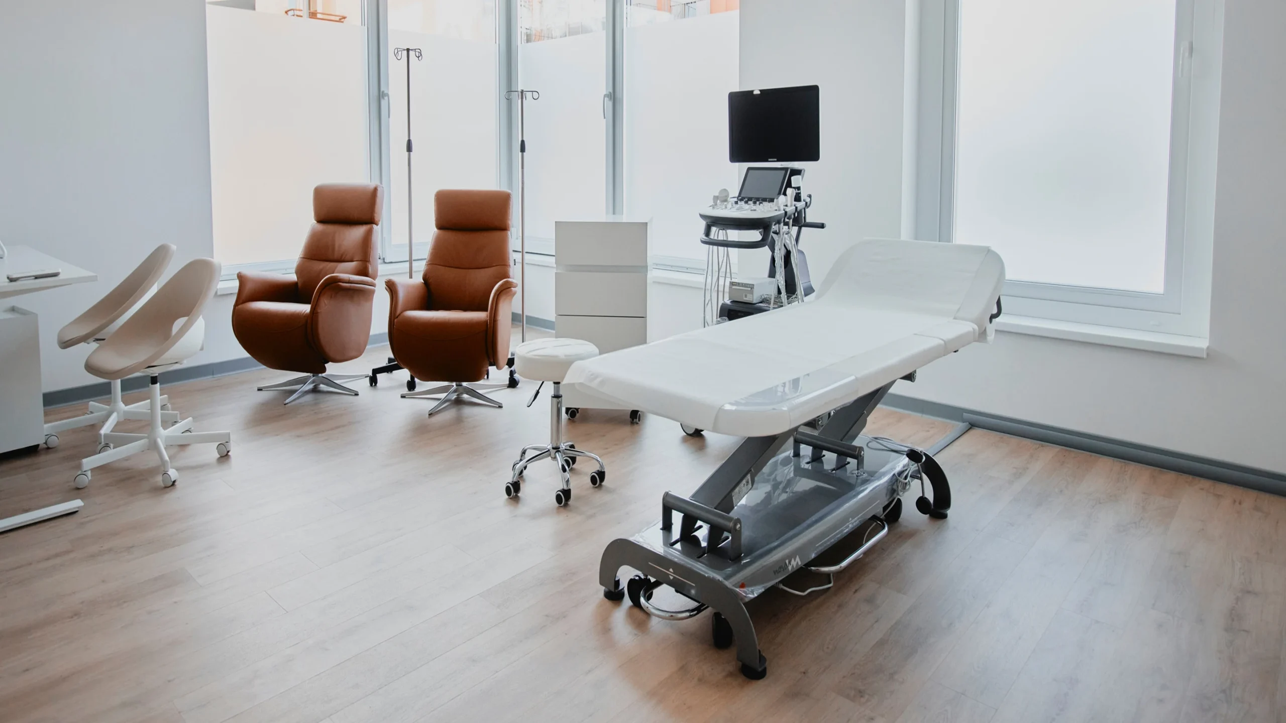 Ordinacija klinike NYD s pregledno mizo in medicinsko opremo.