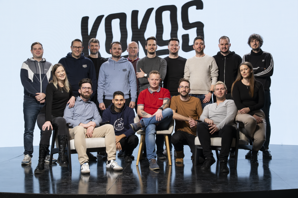 Skupinska fotografija ekipe agencije Kokos pred napisom Kokos.