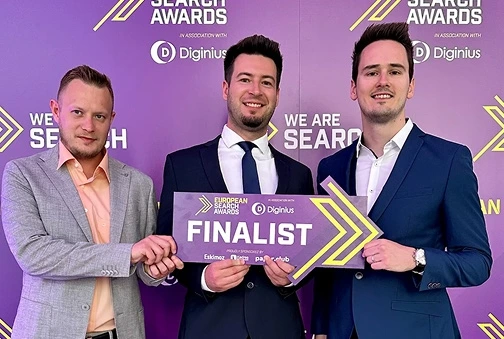 Predstavniki agencije Kokos s tablo za finaliste European Search Awards.