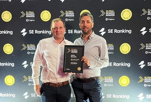Predstavnika agencije Kokos s priznanjem Global Search Awards.