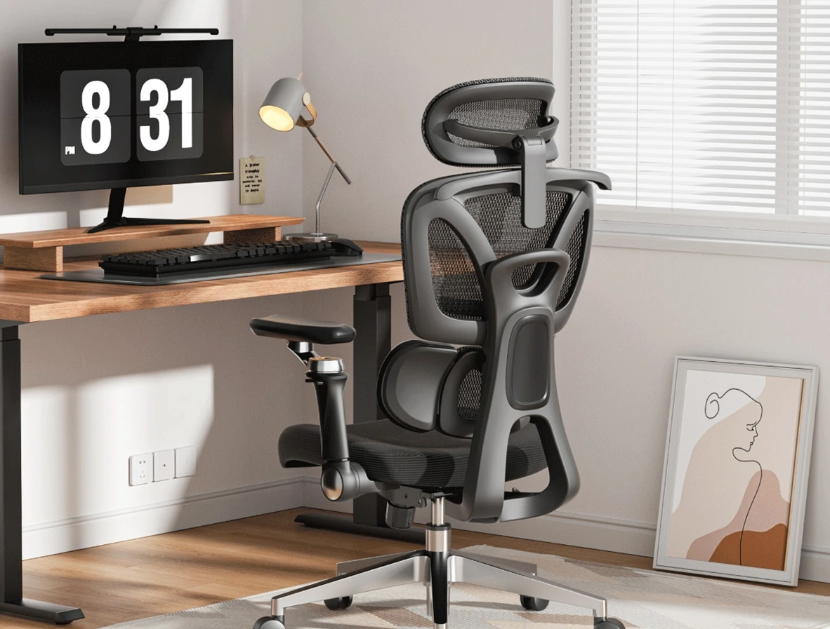 Ergonomski pisarniški stol Ergovision ob leseni delovni mizi.